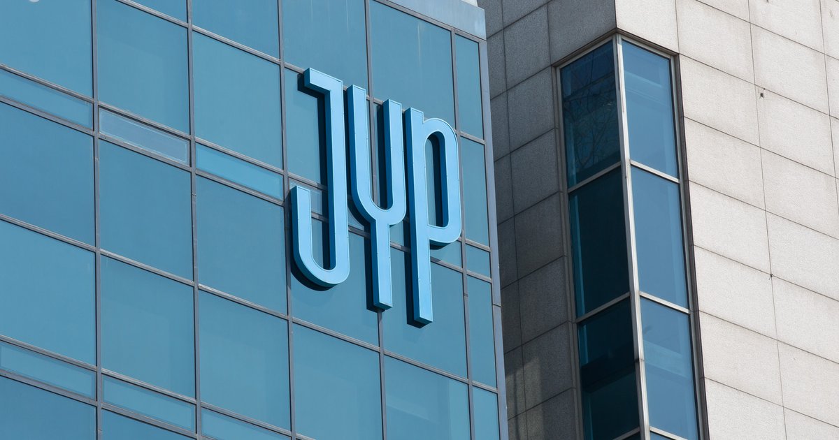 주가 반토막, 트와이스 이적설까지...고민 깊은 JYP - 뉴스 썸네일 이미지