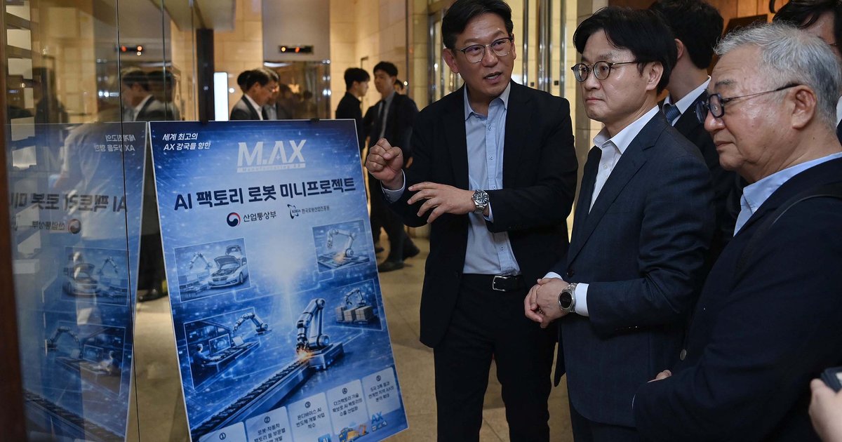 중소·중견기업 AI 도입률 고작 0.1%...방향 맞는데 속도 안 나는 이유 - 뉴스 썸네일 이미지