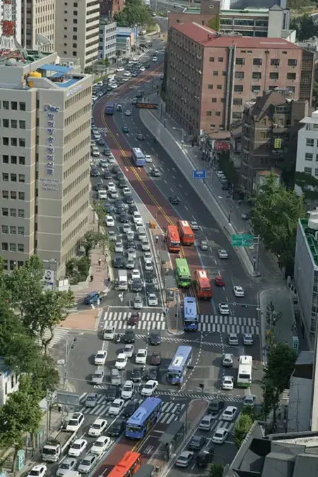 버스 전용차로 환승시스템은 브라질 쿠리치바시에서 배웠다. 사진=한나라당 제공