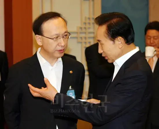 이명박의 정치 기피증은 그의 인사 스타일에서 가장 잘 드러난다. 능력과 소신보다는 열심히 하고 믿을 수 있는 사람을 썼다. 고대 출신의 현인택 장관은 대통령직인수위를 거쳐 2년 7개월간 통일부 장관으로 재직했다. 사진=청와대사진기자단