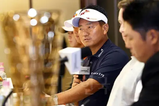 제3회 최경주 인비테이셔널 골프대회와 관련해 기자회견장에서 취재진들의 질문에 답하고 있는 최경주 프로. 사진=연합뉴스