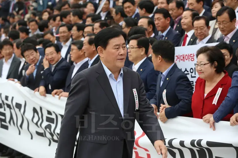 최경환 새누리당 의원이 지난 9월 28일 국회 본청 앞 계단에서 열린 ‘정세균 국회의장 사퇴 촉구 결의대회’에 참석해 있다. 사진=박은숙 기자