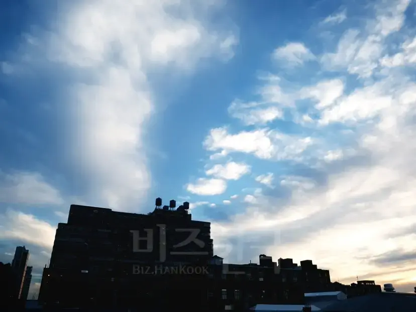 뉴욕의 파란 하늘.