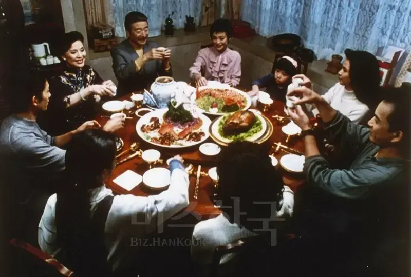 중국인들의 음식과 주류 문화를 잘 표현한 영화 ‘음식남녀’(1994) 한 장면.