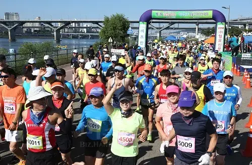 9일 오전 한강 뚝섬유원지 수변무대에서 열린 2016 이봉주 행복 마라톤대회에서 참가자들이 힘차게 출발하고 있다. 사진=일요신문·비즈한국 사진팀