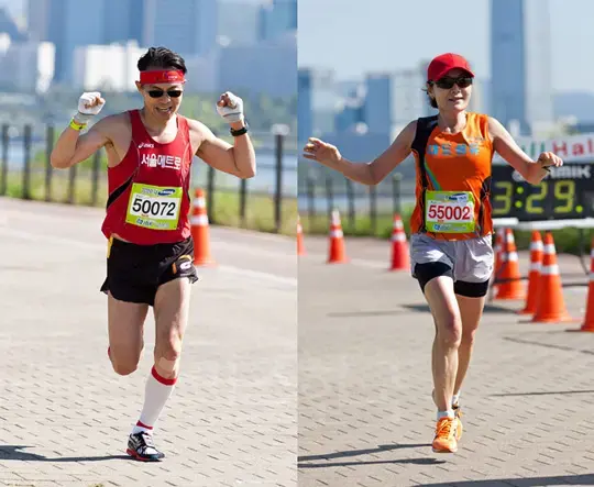 풀코스 남자 1위 이장래 씨(왼쪽)와 여자 1위 김순이 씨의 결승선 통과 모습. 사진=일요신문·비즈한국 사진팀