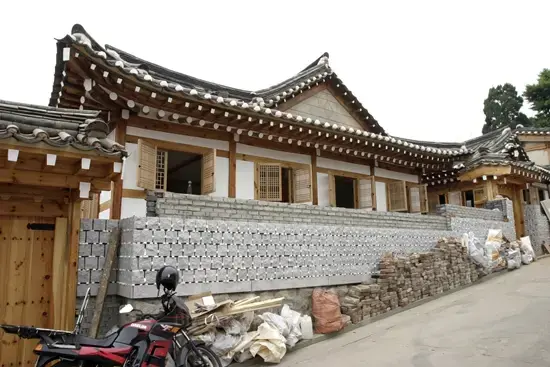 2006년 6월 7일 공사가 한창인 이명박 서울시장의 가회동 집. 풍수적으로 좋은 집을 찾기 위해 여러 집을 물색했다. 사진=비즈한국DB