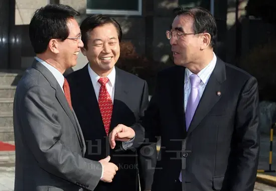 안국포럼에 첫 번째로 끌어들인 사람은 경기도 행정부지사를 지낸 백성운이었다. 2008년 1월 14일 대통령직인수위원회 사무실 앞에서 김형오 인수위 부위원장, 백성운 행정실장, 이방호 당 사무총장(왼쪽부터)이 이야기하고 있다. 사진=사진공동취재단