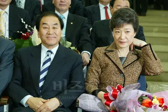 2006년 1월 12일 원내대표 경선에서 당선된 이재오 의원과 박근혜 당대표. 이재오는 박근혜와 척을 지지 않으려고 노력했지만, 7월 당대표 경선에서 박근혜는 이재오의 연설 도중에 일어나서 밖으로 나가버린다. 사진=비즈한국DB