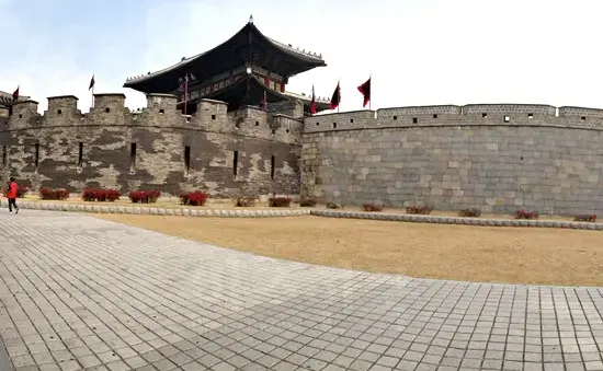 수원 화성의 정문인 북문, 장안문. 서울에서 내려온 왕이 처음 당도하는 문이다. 우리나라에서 보기 드문 옹성 구조이다.