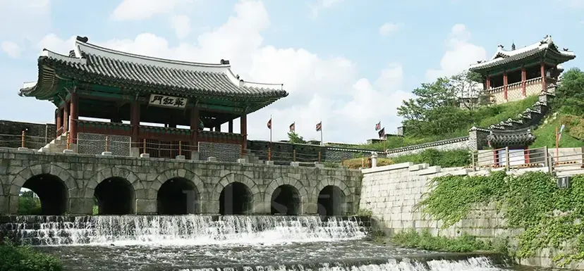 장안문 옆 북동포루 아래로 화홍문과 동북각루인 방화수류정이 이어진다. 화성에서도 유난한 매력을 내뿜는 곳이다.