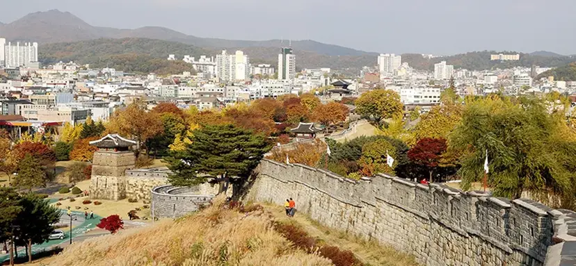 단풍이 곱게 물든 수원 화성 전경. 사진=수원시