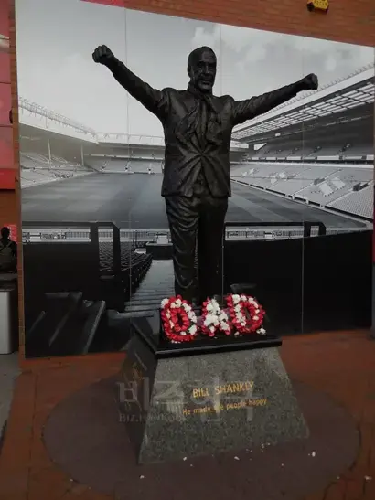 안필드 페이슬리 게이트 안에 위치한 빌 샹클리 동상.