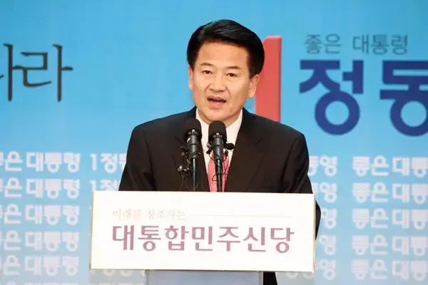 2007년 12월 6일 정동영 대통합민주신당 대선후보가 검찰의 BBK 수사결과발표에 격앙된 반응을 보이며 기자회견을 하고 있다. 사진=비즈한국DB