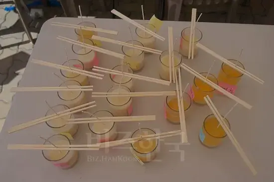 모기 쫓는 캠핑 초 만들기 워크숍에서 아이들과 함께 만든 초. 사진=백미진 씨 제공.