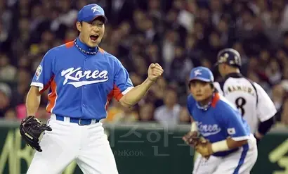 봉중근이 견제의 달인인 것은 왼손잡이이기 때문이다. 2009년 3월 WBC 출전 당시 ‘봉중근 의사’의 모습. 사진=연합뉴스