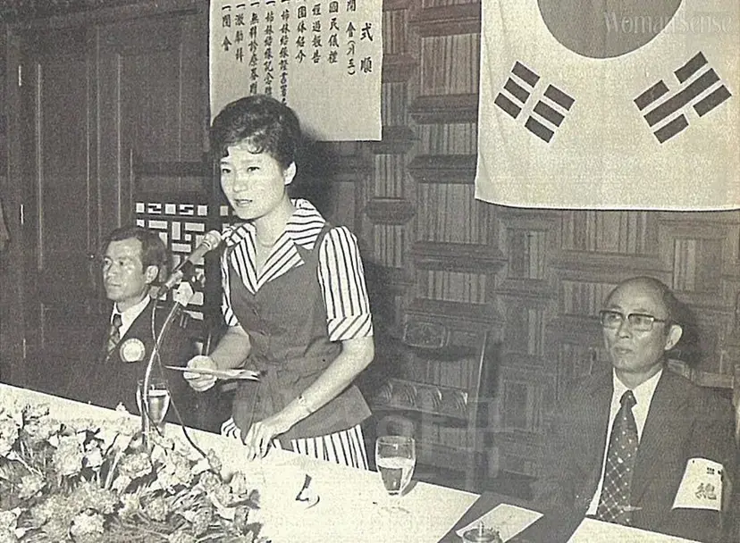 75년 9월, 대한구국선교단과 서울시의사회가 자매결연을 맺는 자리에서의 근혜 씨와 최태민 씨. 팔에 ‘멸공’글씨와 십자가가 그려진 완장을 찬 사람이 최태민 씨.
