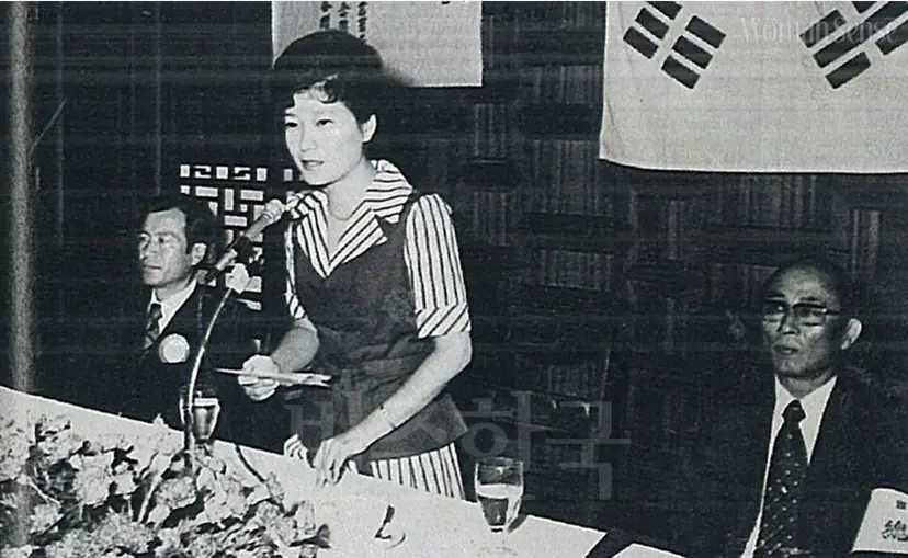 박근혜 씨와 함께 활동하던 때의 최태민 씨(오른쪽). 그의 죽음으로 두 사람에 관한 세간의 의혹을 밝히기기 더욱 어려워졌다.