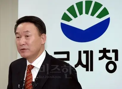 한상률 국세청장(사진)에게 MB 파일을 요구한 행위는 결과적으로 MB의 역린을 건드린 셈이 되어 버렸다. 사진=비즈한국DB