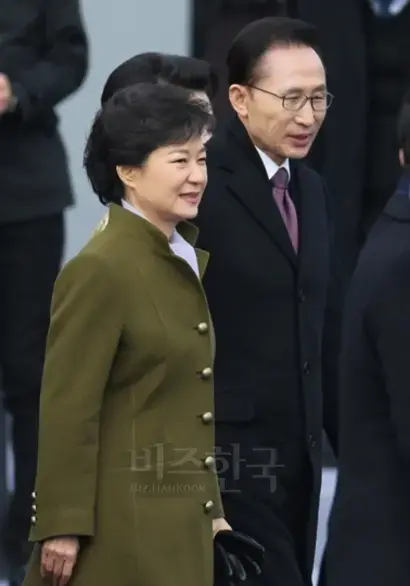 박근혜 대통령과 이명박 전 대통령. 사진=연합뉴스