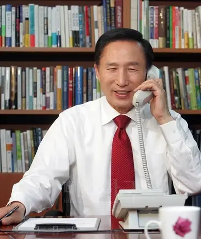 이명박 대통령 당선인이 2007년 12월 20일 밤 서울 종로구 안국포럼 사무실에서 당선축하 전화를 걸어온 부시 미국 대통령과 통화하고 있다. 사진=국회사진기자단