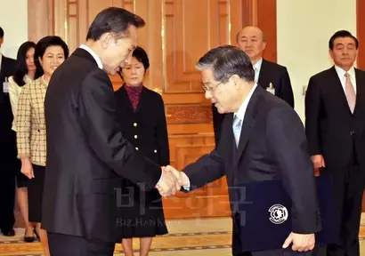 2008년 3월 26일 이명박 대통령이 김성호 신임 국정원장에게 임명장을 주고 있다. 사진=청와대