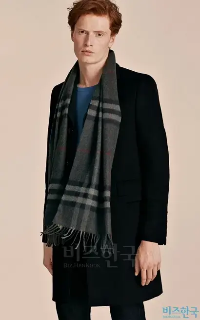 옷 좀 입는다는 남자들 사이에게 스카프는 남자가 할 수 있는 가장 우아한 목 장식으로 불린다. 사진=버버리 홈페이지