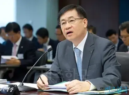 부패범죄특별수사단의 대우증권 지분 매각 과정 수사의 타깃이 홍기택 전 산은지주 회장이라는 관측이 나온다. 지난 2014년 10월 국회 국정감사에 출석한 홍 전 회장. 사진=비즈한국DB