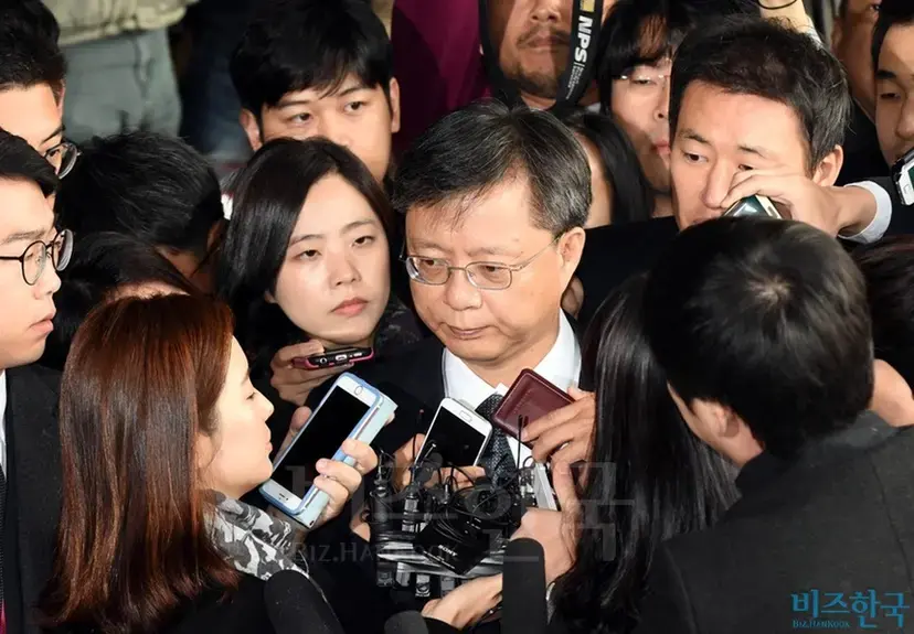 횡령과 직권남용 혐의로 수사의뢰 된 우병우 전 청와대 민정수석이 6일 서울 서초동 서울중앙지검에서 피의자 신분으로 출석하고 있다. 사진=이종현 기자