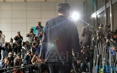국민감정과 달리 우병우 전 수석 소환 조사를 끝낸 검찰은 기소 여부도 결정 못하고 있는 상황이라고 한다. 지난 6일 검찰에 출두하는 우 전 수석을 향한 스포트라이트가 눈부시다. 사진=임준선 기자