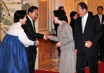 이상득은 결국 총선에 나왔고, 당선됐다. 2008년 4월 22일 한나라당 18대 국회의원 당선자 초청 만찬에서 이명박 대통령 내외가 이상득 의원 내외와 악수하고 있다. 사진=청와대사진기자단