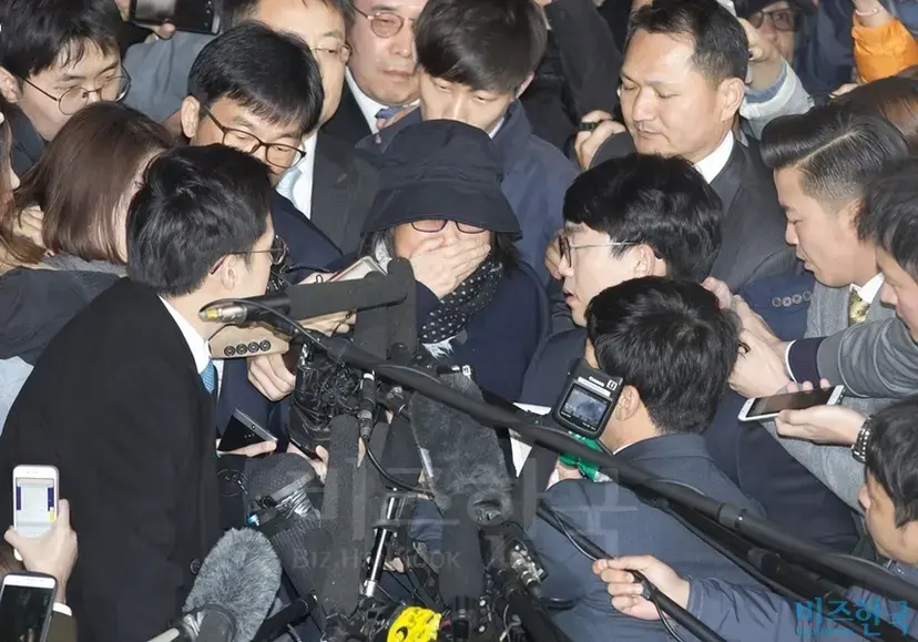 국정농단 의혹을 받고 있는 최순실 씨가 31일 피의자 신분으로 검찰에 출석 하고 있다. 사진=임준선 기자