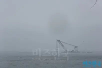 진도 앞바다에 대기 중인 세월호 인양선. 사진=박은숙 기자