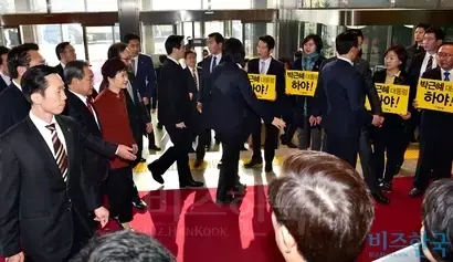 11월 8일 국회를 방문한 박근혜 대통령 앞에서 정의당 의원들이 ‘대통령의 하야’를 주장하는 손피켓을 들고 시위하고 있다. 사진=박은숙 기자