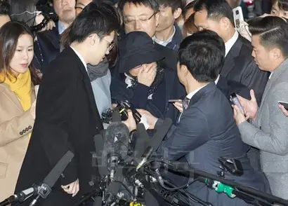 전직 기자 A 씨는 “지금의 사태는 육영재단에서 벌어진 일의 확대판일 뿐”이라고 말했다. 지난 10월 31일 피의자 신분으로 검찰에 출두하는 최순실 씨. 사진=임준선 기자