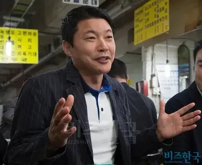 신동욱 총재는 아내 박근령 육영재단 전 이사장이 미국에 가게 된 것은 박근혜-근령 자매를 떼어놓으려는 최태민 일가의 부추김이 작용했다고 주장했다. 사진=비즈한국DB