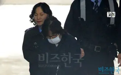 국정농단 의혹을 받는 최순실씨가 지난 3일 영장실질심사를 받기 위해 서울중앙지법으로 들어서고 있다. 사진=임준선 기자