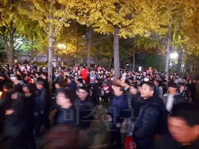 12일 밤 세종문화회관 뒤편. 사진=김태현 기자