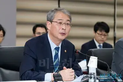 정부와 예금보험공사는 13일 서울 종로구 정부서울청사에서 공적자금관리위원회 회의를 열고 ‘​우리은행 과점주주 매각 낙찰자 선정안’​을 의결해 낙찰자 7곳을 최종 선정했다. 회의를 주재하는 임종룡 금융위원장. 사진=금융위 제공