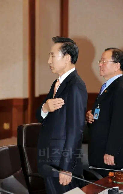 2008년 5월 20일 오전 청와대에서 열린 국무회의에서 이명박 대통령과 강만수 기획재정부 장관이 국기에 대한 경례를 하고 있다. 사진=청와대사진기자단