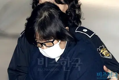 지난 3일 ‘비선실세’ 최순실 씨가 영장실질심사를 받기 위해 서울중앙지법으로 들어서고 있다. 사진=임준선 기자