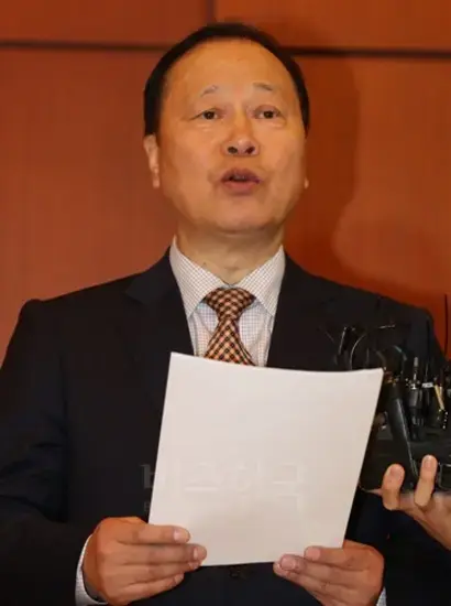 굿판, 전생 체험 논란을 빚은 박승주 국민안전처 장관 내정자가 9일 오후 서울 종로구 이마빌딩에서 자진 사퇴 기자회견을 하고 있다. 사진=연합뉴스