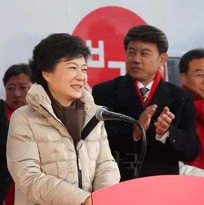 설운도 씨의 소속사는 차은택 씨와의 관계를 완강하게 부인했다. 지난 2012년 12월 대선에서 설운도 씨가 박근혜 후보와 함께 연단에 올라 지지를 호소하는 장면. 사진=연합뉴스