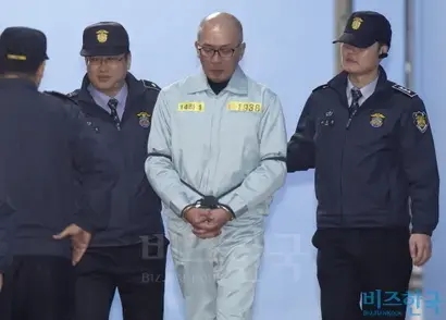 최순실 씨의 핵심 측근인 차은택이 지난 11일 오후 영장실질심사를 마치고 서울 서초동 서울중앙지법에서 나오고 있다. 사진=임준선 기자