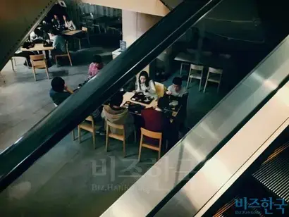 에스컬레이터에서부터 한층 어두워져 있었다. 사진=김태현 기자