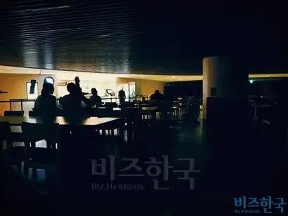 태평로 옛 삼성본관. 어둠 속에서 식사를 하고 있는 모습. 사진=김태현 기자