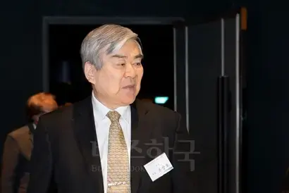 청와대의 압력으로 2018 평창동계올림픽 조직위원장직을 내려놨다는 의혹을 받고 있는 조양호 한진그룹 회장. 사진=비즈한국DB