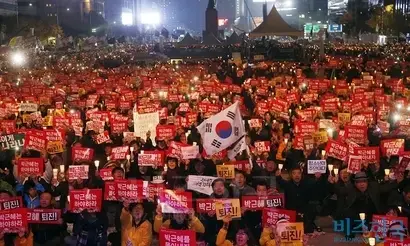 19일 서울 광화문광장에서 열린 제4차 국민행동에 참가한 시민들이 박근혜 대통령의 퇴진을 촉구하며 구호를 외치고 있다. 사진=사진공동취재단