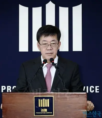 이영렬 서울중앙지방검찰청장이 20일 오전 ‘박근혜·최순실 게이트’ 중간수사 발표를 하고 있다. 이날 검찰은 브리핑을 통해 최순실, 안종범, 정호성을 일괄 기소하고 박근혜 대통령이 이들 3명과 범죄사실과 관련해 상당 부분 공모관계에 있다고 발표했다. 사진=사진공동취재단