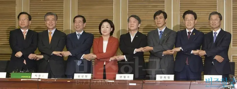 20일 오후 서울 여의도 국회에서 야권의 잠재적 대권후보들인 김부겸, 문재인, 박원순, 심상정, 안철수, 안희정, 이재명, 천정배 등이 촛불정국과 대통령퇴진 혹은 하야 등 국민의 여론을 수렴할 정치적 모임인 비상시국정치회의를 열고 향후 방향에 대해 논의하는 자리에서 손을 맞잡고 있다. 사진=이종현 기자
